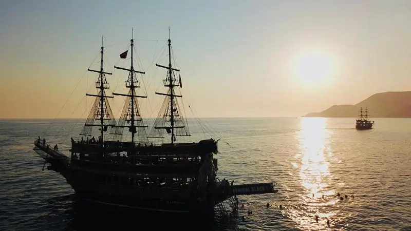 Okurcalar sunset-boat