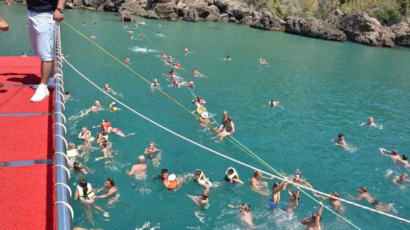 swimming-on-the-sea