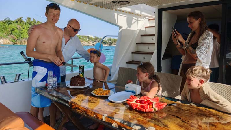 birthday celebrate on yacht okurcalar