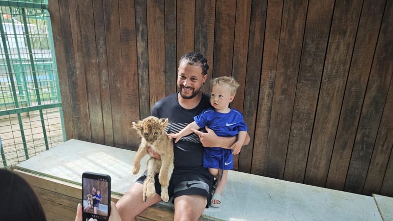 lion cub photo with kids in okurcalar