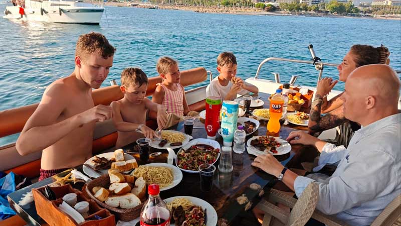 okurcalar yacht tour on dolphin island