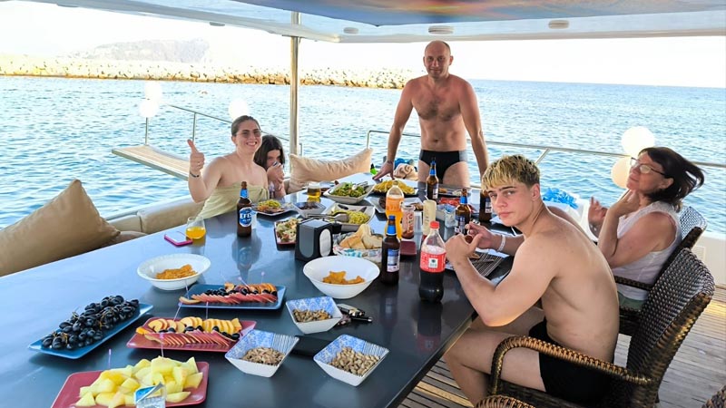 okurcalar dinner on yacht