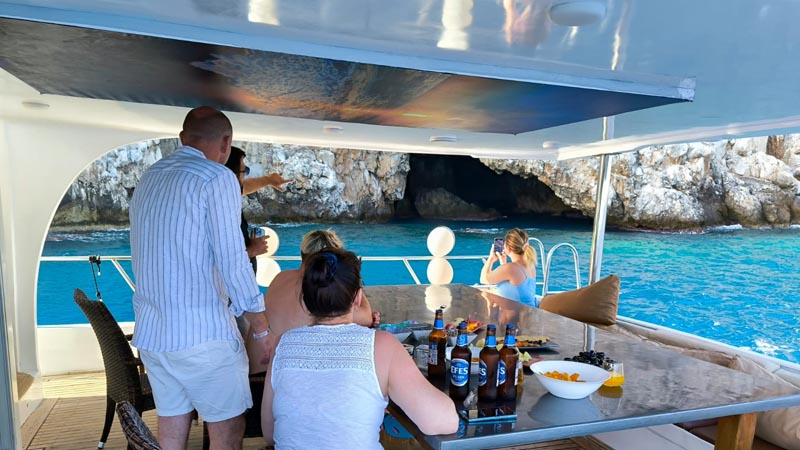 pirates cave queen yacht okurcalar